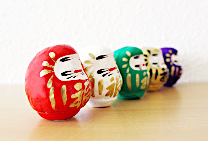 Daruma_5cm_rot_wiess_grün_gold_viollet
