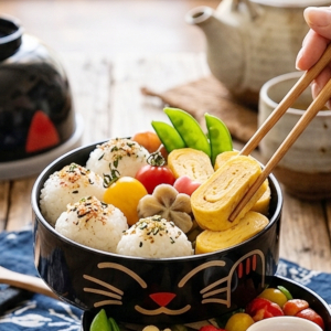 Kokeshi Bento Box, Manekineko