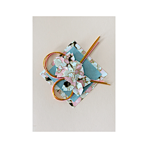 Rosa Origami-Karte mit Sakura-Blüten und Mizuhiki-Kordeln.