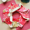 Weihnachtskarte mit dem Motiv eines Kranzes aus gefalteten Origami-Kranichen (Tsuru).