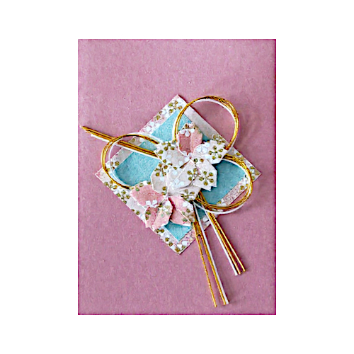 Grusskarte mit zwei handgefalteten Origami-Kirschblüten und goldenen Mizuhiki-Drahtschleifen.